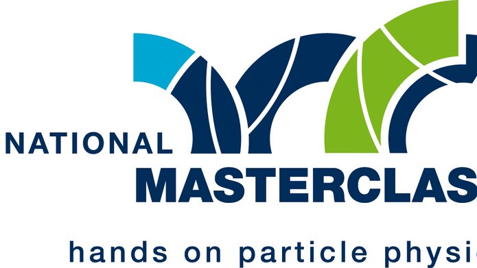 Grafika przedstawia logo programu „International Masterclasses – hands on particle physics”. W centralnej części widoczny jest duży, pogrubiony napis „MASTERCLASSES” w kolorze ciemnogranatowym. Nad nim znajduje się stylizowana liczba „20”, utworzona z geometrycznych, półkolistych segmentów. Wewnątrz segmentów widoczne są cienkie, białe, zakrzywione linie przypominające ślady cząstek elementarnych rejestrowane w detektorach fizycznych. Kolorystyka obejmuje odcienie granatu, zieleni i turkusu na jasnym, jednolitym tle. Pod głównym napisem znajduje się mniejszy tekst: „hands on particle physics”.