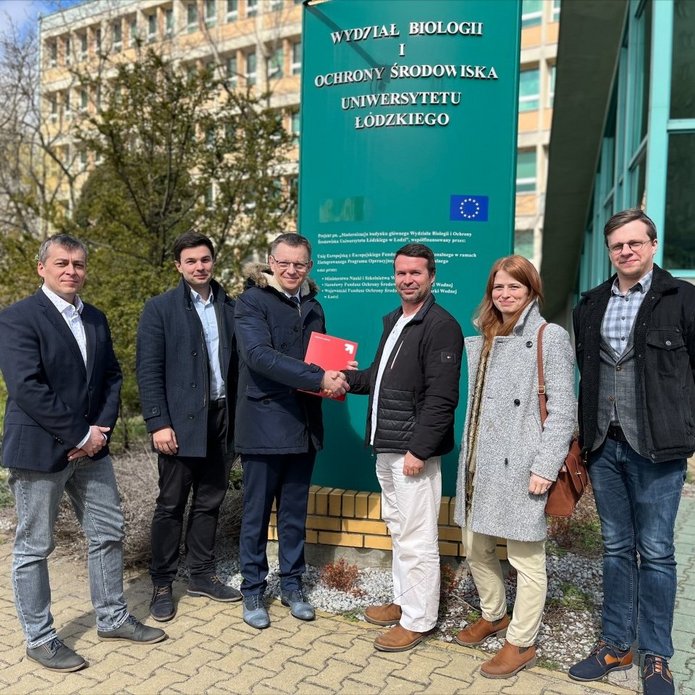 Grupa osób, sygnatariuszy porozumienia o współpracy przed WBiOŚ UŁ