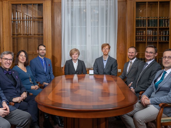 Rector of the University of Lodz with Professor Andersson and participants of the ceremony at a table 