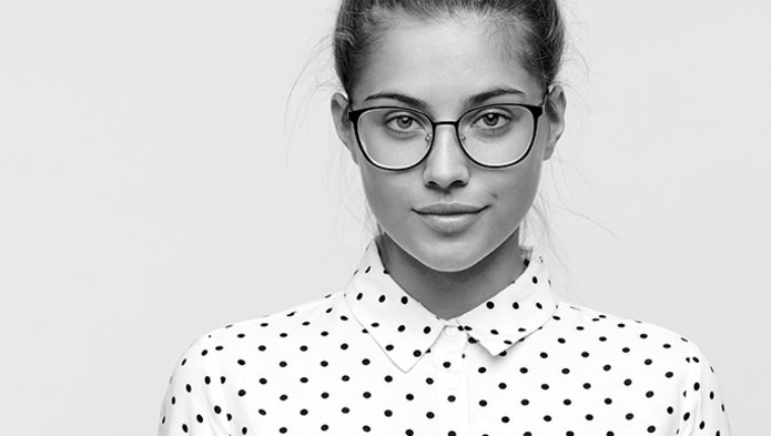 [Translate to English:] Czarno-białe zdjęcie pokazujące młodą uśmiechniętą studentkę, zdjęcie ilustruje artykuł poświęcony rozpoczęciu kolejnej edycji Studenckich Grantów Badawczych Uniwersytetu Łódzkiego