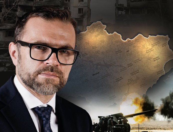 Dr Jacek Bartosiak, w tle mapa Ukrainy i działo przeciwlotnicze. 