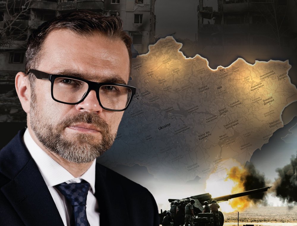 Dr Jacek Bartosiak, w tle mapa Ukrainy i działo przeciwlotnicze. 