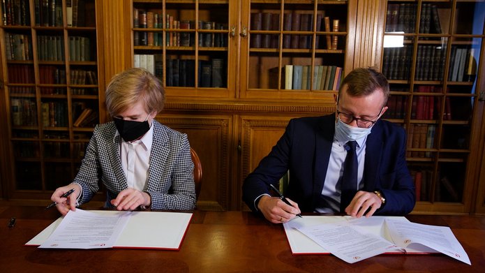 Rektor UŁ, prof. Elżbieta Żądzińska i prezes Widzewa Łódź dr Mateusz Dróżdż