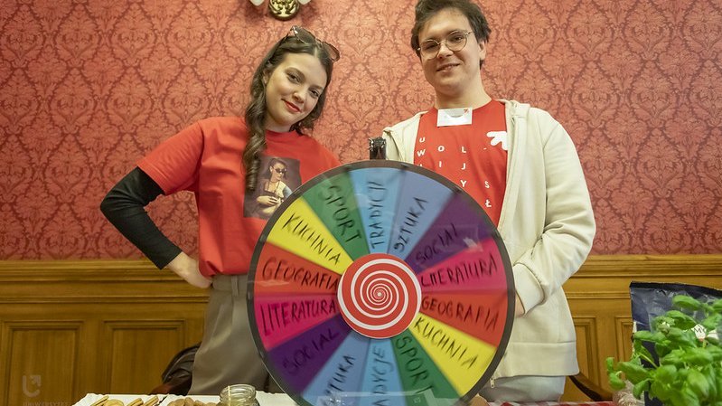 dwoje ludzi przy kole fortuny