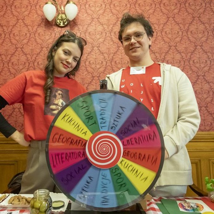 dwoje ludzi przy kole fortuny