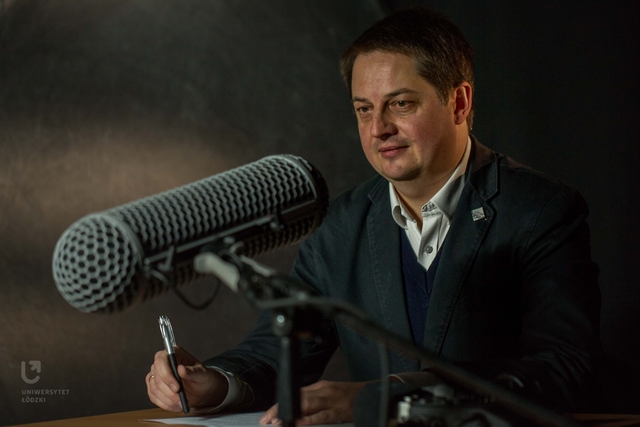 Fotografia mężczyzny za mikrofonem Fotografia mężczyzny za mikrofonem