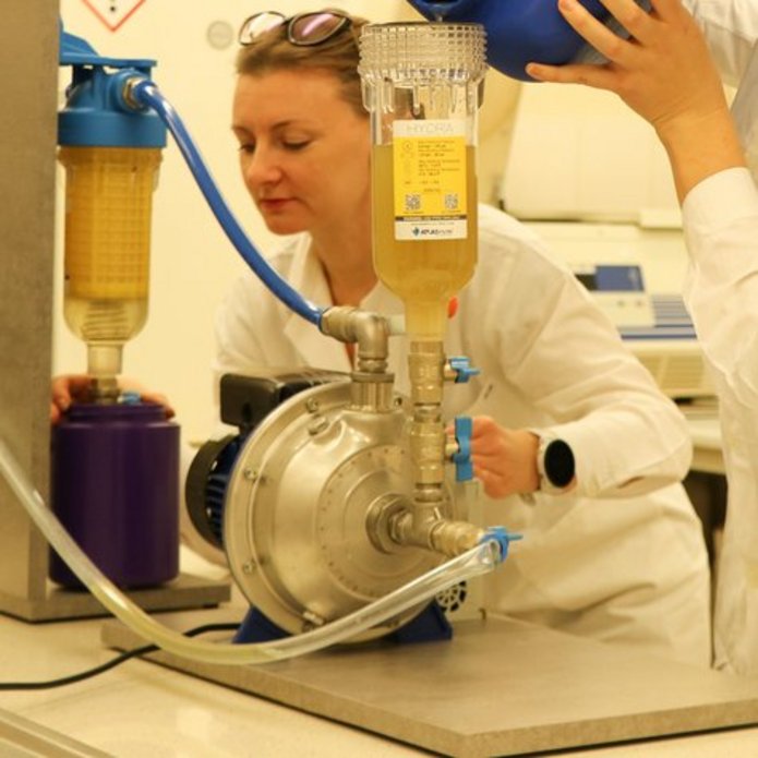 Dr Justyna Nawrocka and mgr inż. Urszula Świercz-Pietrasiak from the Department of Plant Physiology and Biochemistry with the prototype of a self-constructed, vacuum flow system for pre-treatment of liquid waste