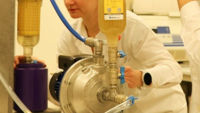 Dr Justyna Nawrocka i mgr inż. Urszula Świercz-Pietrasiak z Katedry Fizjologii i Biochemii Roślin przy prototypie samodzielnie skonstruowanego, podciśnieniowego układu przepływowego podczyszczającego odpady płynne