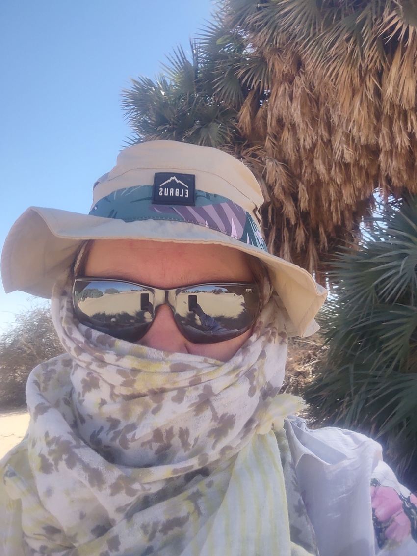 The expedition leader Dr Małgorzata Ruszkiewicz-Michalska with a headscarf and goggles on her face to protect against the onset of a sandstorm (photo: J. Śmiełowski)