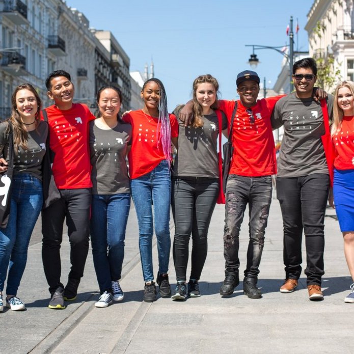 grupa studentów różnych narodowości 