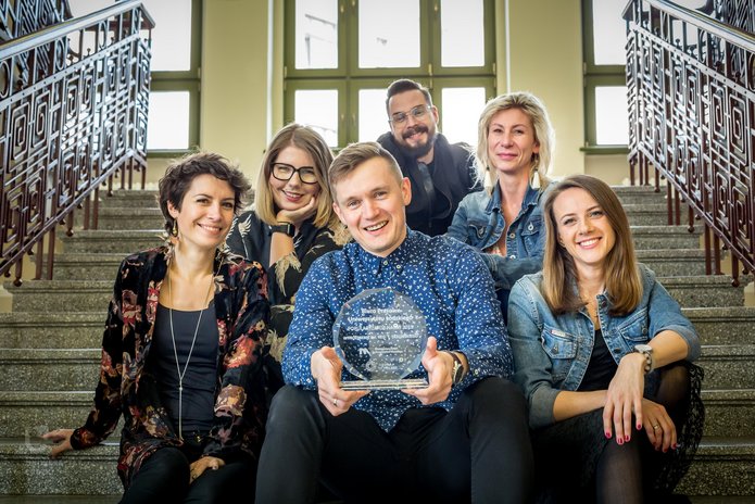 Zespół redakcyjny Centrum Promocji trzymający nagrodę