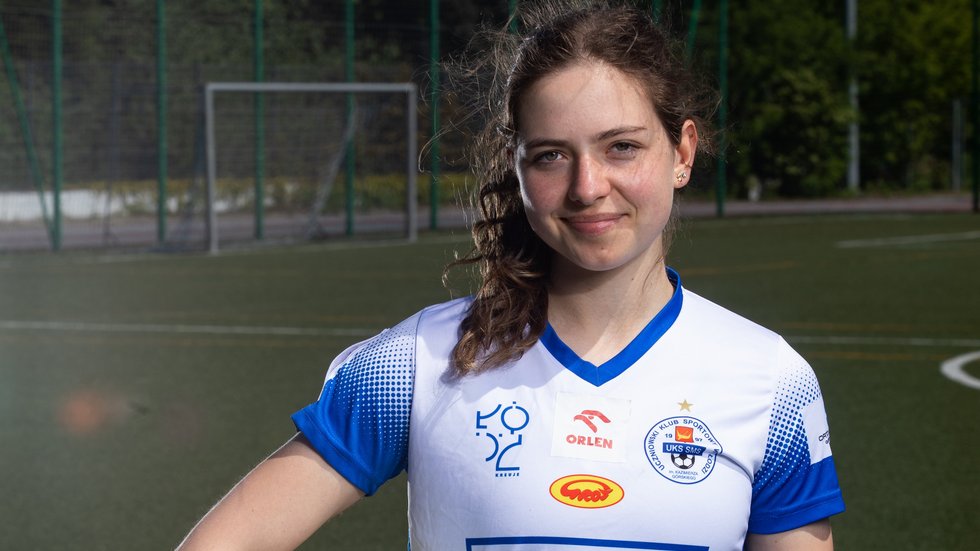 [Translate to English:] Dziewczyna w sportowym stroju z piłką