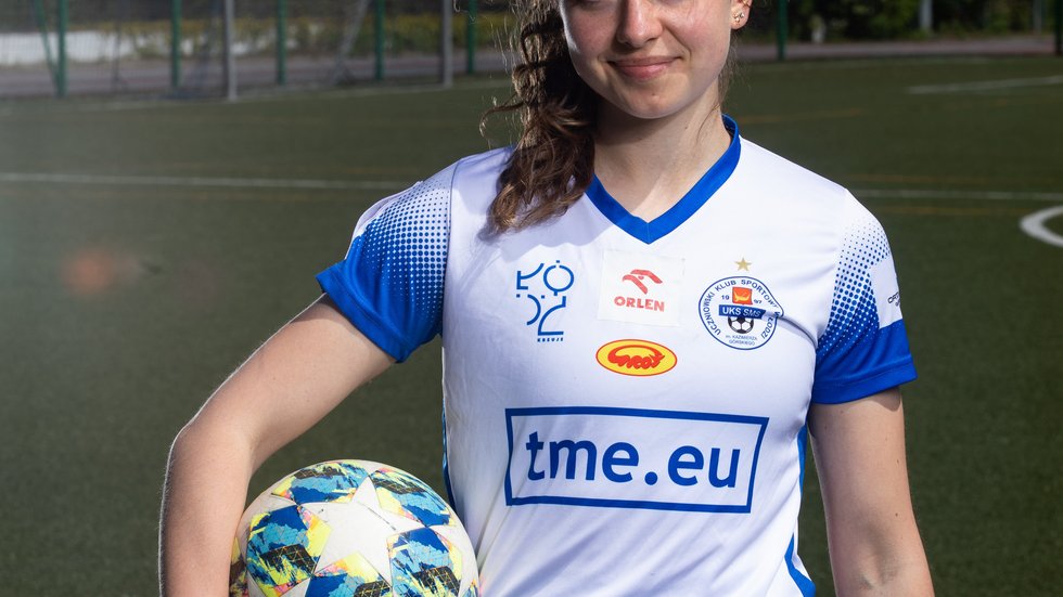 [Translate to English:] Dziewczyna w sportowym stroju z piłką