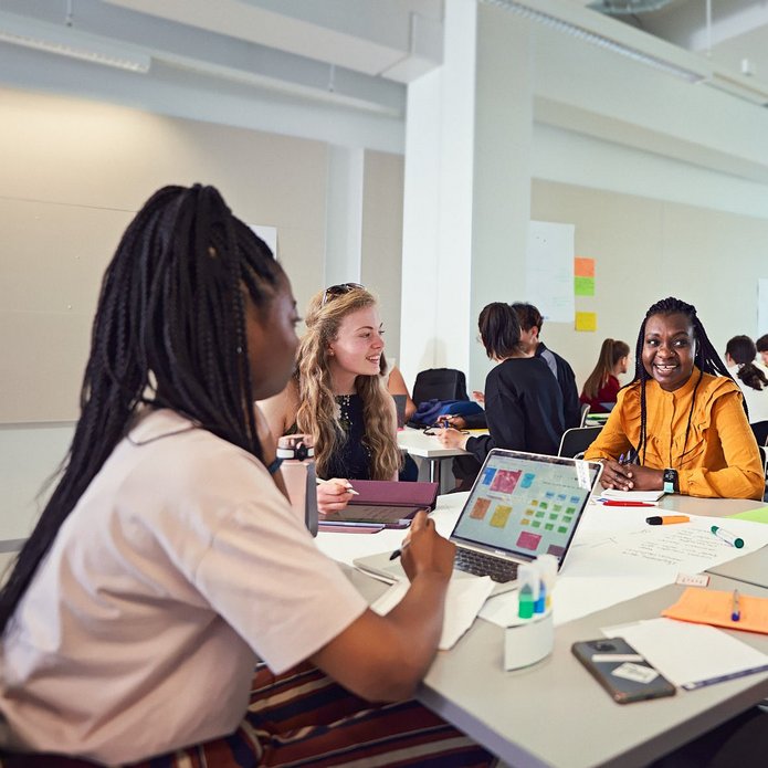 studenci siedzący przy stole