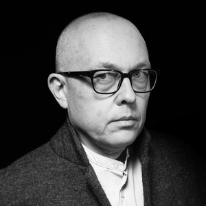 czarnobiałe zdjęcie Marka Domańskiego, mężczyzna w średnim wieku w okularach