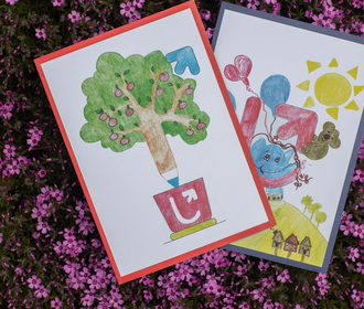 2 kartki z rysunkami dziecięcymi na tle fioletowych kwiatków