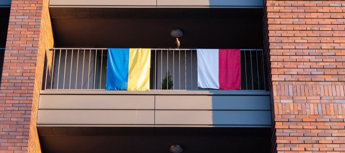 Flagi polska i ukraińska na balkonie