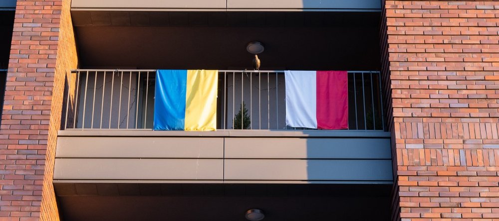 Flagi polska i ukraińska na balkonie