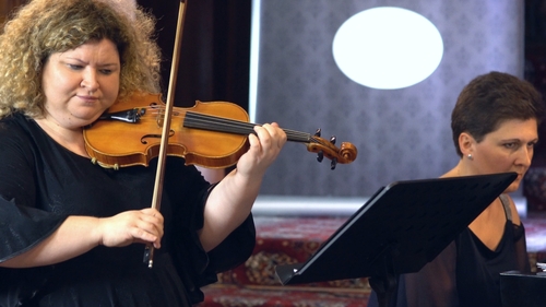 Fot. Piotr Hruszwicki Kobieta grająca na skrzypcach i kobieta grajaca na fortepianie