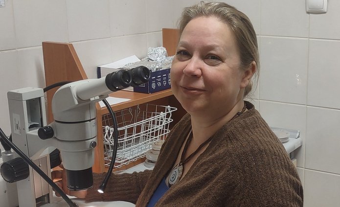 Dr hab. Małgorzata Ruszkiewicz-Michalska w laboratorium przed mikroskopem