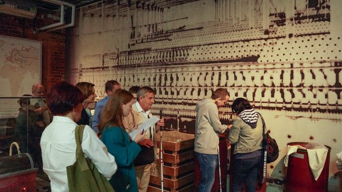 słabowidzące osoby odwiedzające muzeum