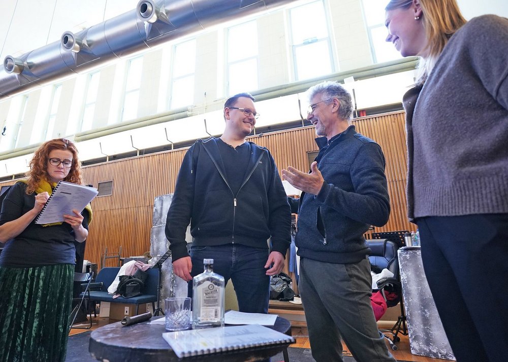 kadr z próby teatralnej z udziałem tłumaczy