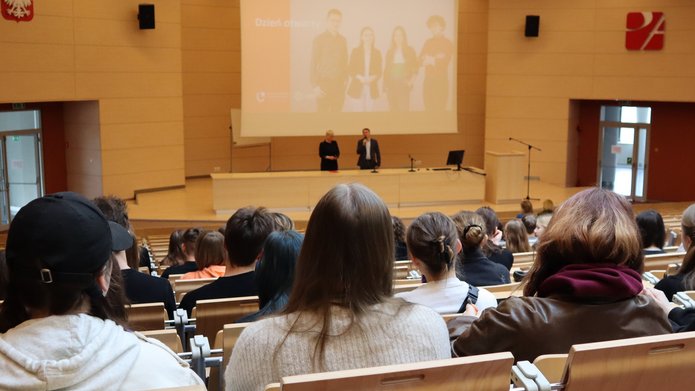 Aula z uczniami.