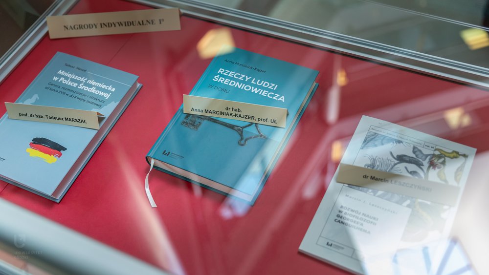 3 książki, których autorzy zostali uhonorowani nagrodą Rektora UŁ za osiągnięcia naukowo-badawcze w roku 2020.