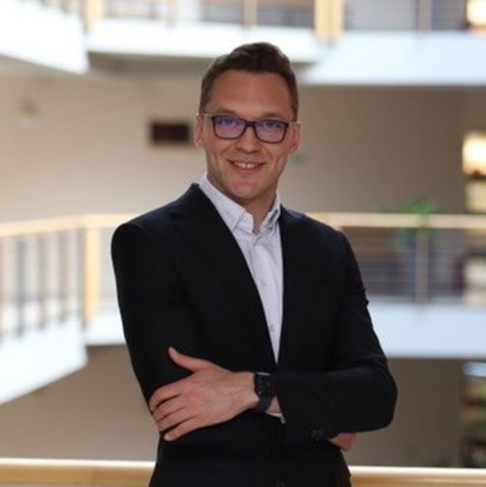 a portrait photo of Dr Dominik Skowroński