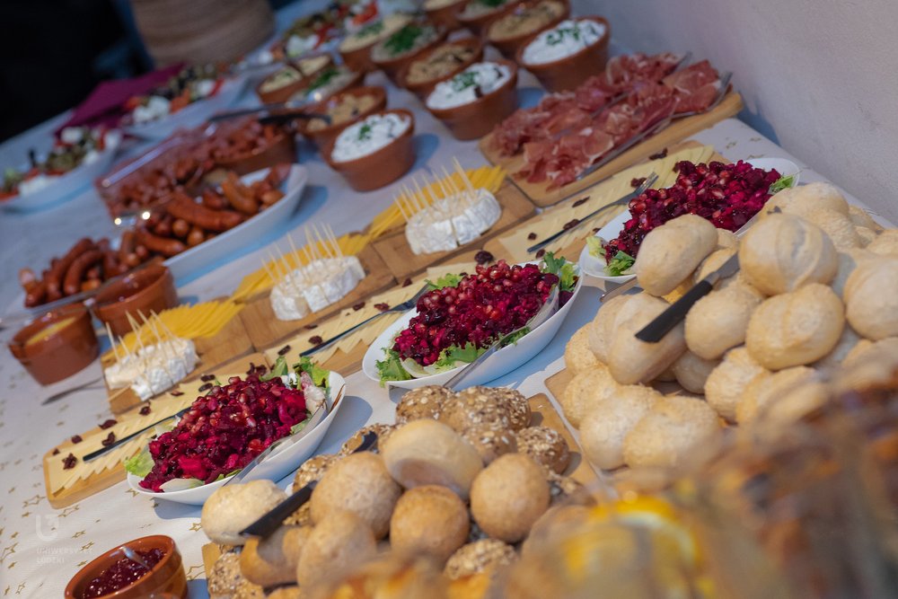 bufet z jedzeniem podczas śniadania