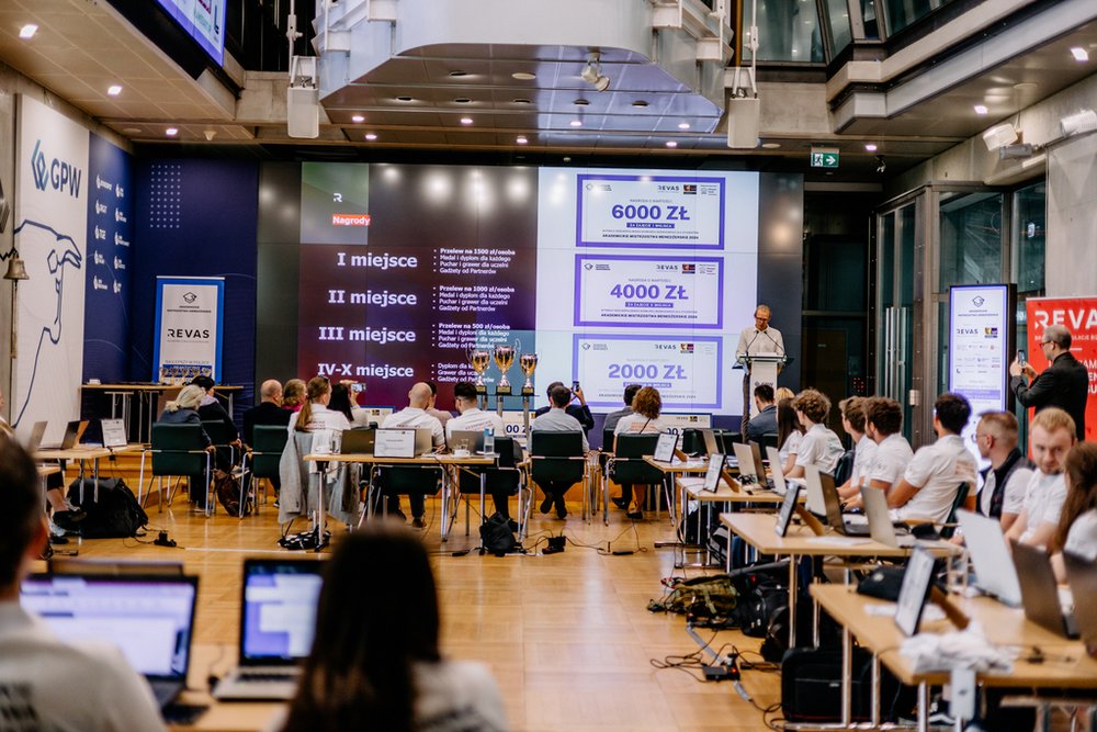 zdjęcie zrobione podczas trwania konkursu przedstawia uczetnikó widok całej sali