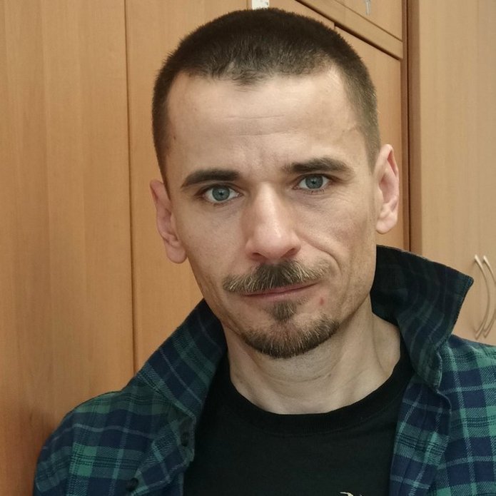 portret profesora w koszuli w kratę