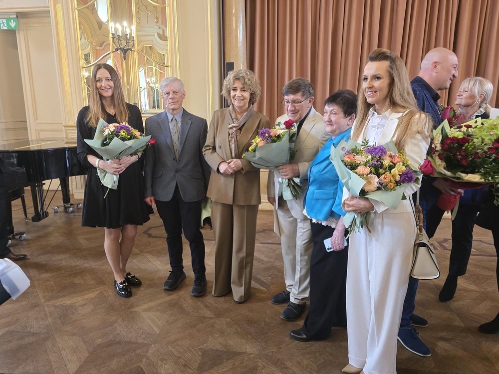 wręczenie nagrody, zdjęcia laureatów z prezydent Hanną Zdanowską