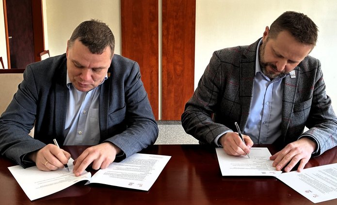 od lewej: dr hab. Tomasz Gwizdałła (Dziekan Wydziału Fizyki i Informatyki Stosowanej), Marek Bartosik (Członek Zarządu GFT)