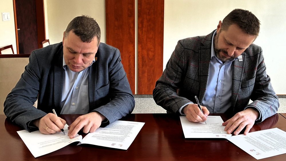 from the left: dr hab. Tomasz Gwizdałła (Dean of the Faculty of Physics and Applied Informatics), Marek Bartosik (Management Board member at GFT)