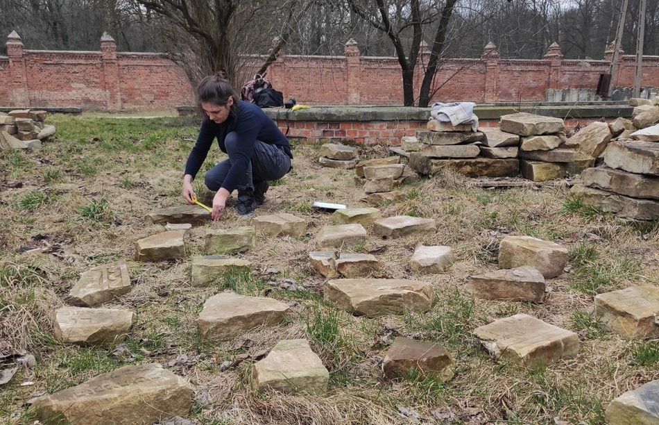 Dr Irmina Gadowska w trakcie prac inwentaryzacyjnych