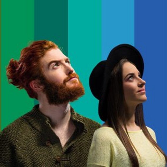 Dwoje młodych ludzi - kobieta i mężczyzna - patrzą w górę