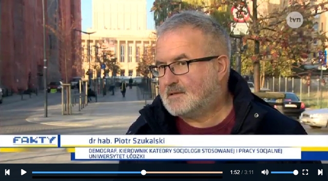 Mężczyzna - ekspert telewizyjnego programu informacyjnego Mężczyzna - ekspert telewizyjnego programu informacyjnego