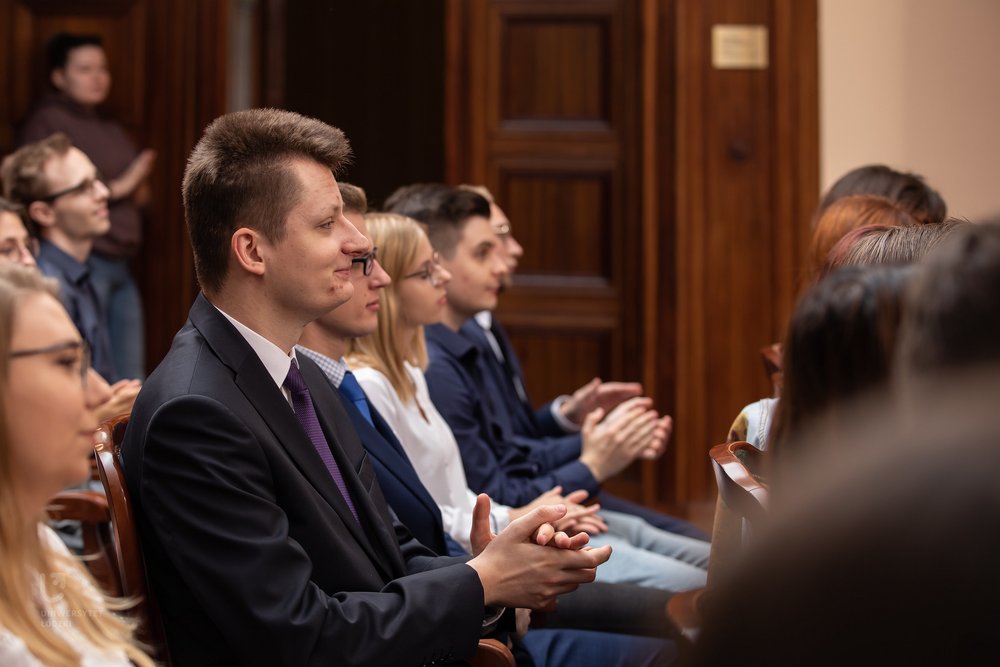 Studenci bijący brawo