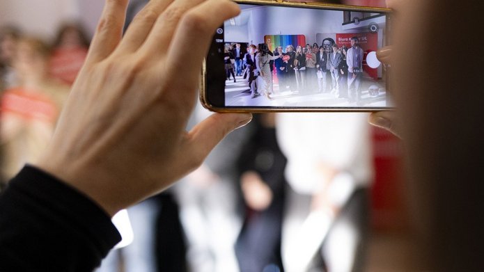 Zdolny uczeń świetny student zdjęcie studentów z telefonem