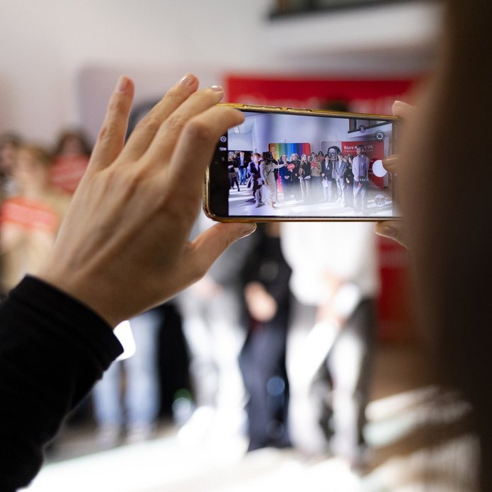 Zdolny uczeń świetny student zdjęcie studentów z telefonem