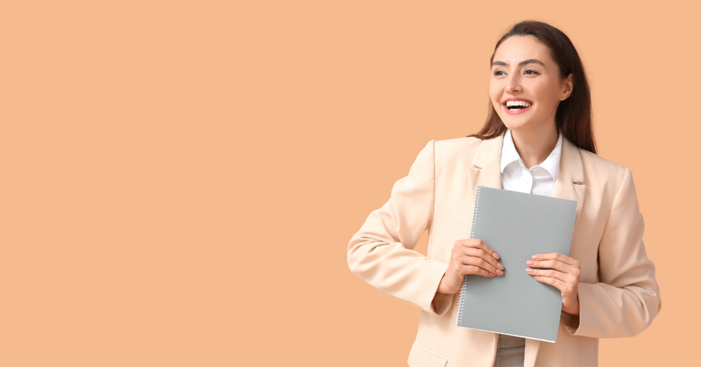 Kobieta z plikiem dokumentów