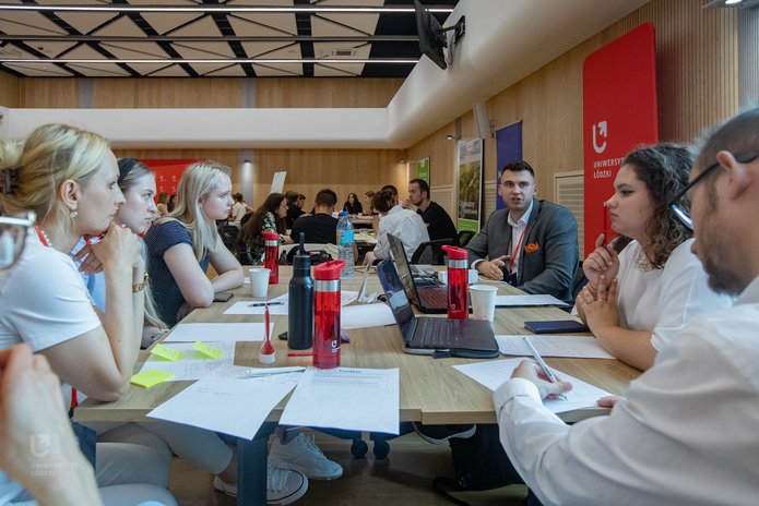 uczestnicy finału Ideathonu UŁ podczas pracy zespołowej