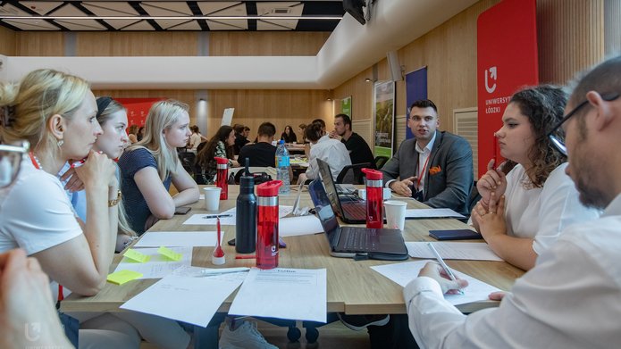 uczestnicy finału Ideathonu UŁ podczas pracy zespołowej