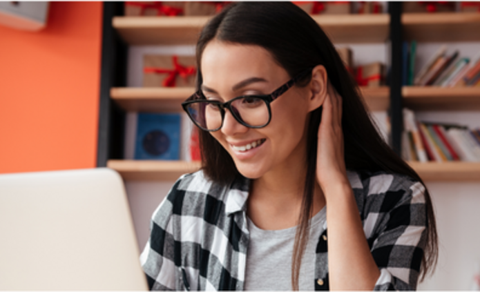 dziewczyna siedząca przy laptopie