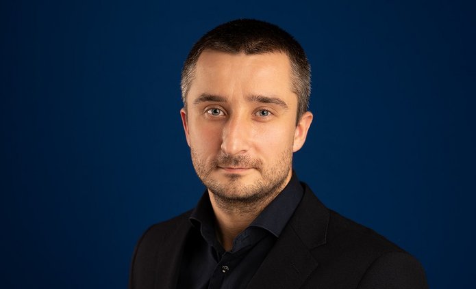 a portrait photo of Dr Piotr Misztal