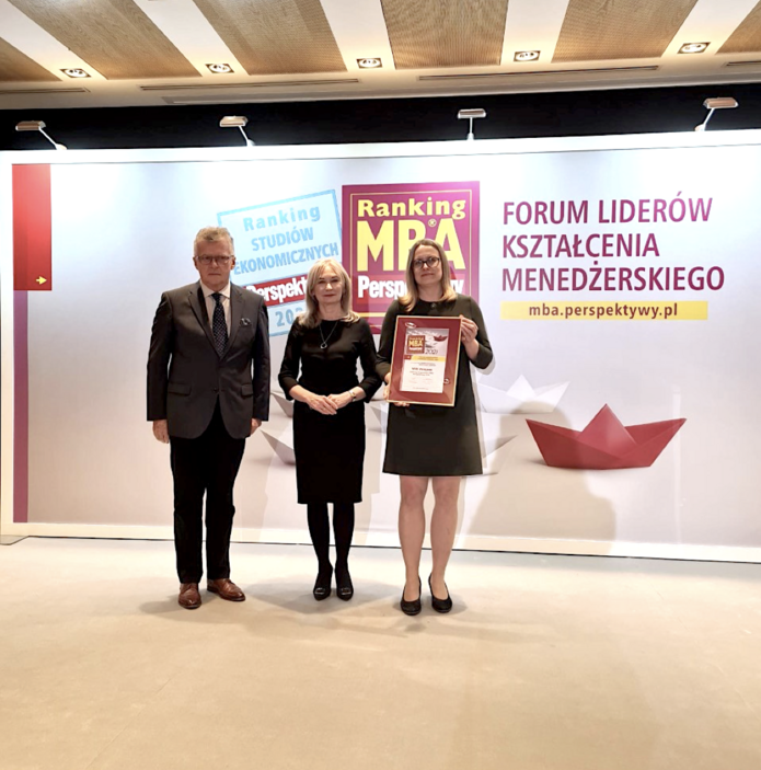 Handing a distinction diploma for the MBA studies: from the left: prof. Bogusław Smólski, prof. dr hab. Celina M. Olszak and dr Anna Sibińska: from the left: prof. Bogusław Smólski, prof. dr hab. Celina M. Olszak and dr Anna Sibińska