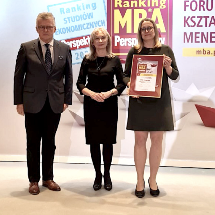 Handing a distinction diploma for the MBA studies: from the left: prof. Bogusław Smólski, prof. dr hab. Celina M. Olszak and dr Anna Sibińska