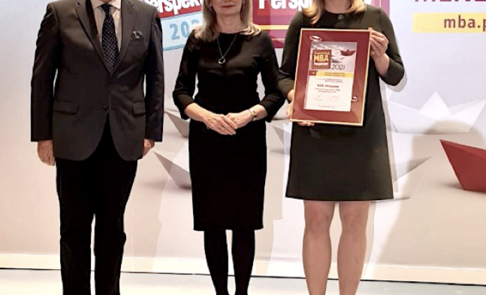 Wręczenie dyplomu wyróżnienia dla studiów MBA UŁ: od lewej prof. Bogusław Smólski, prof. dr hab. Celina M. Olszak oraz dr Anna Sibińska