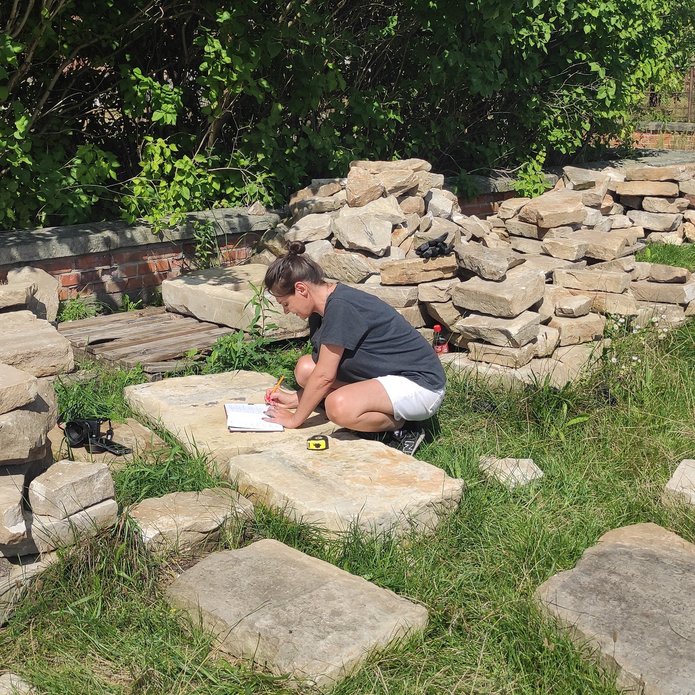 Dr Irmina Gadowska w trakcie prac inwentaryzacyjnych